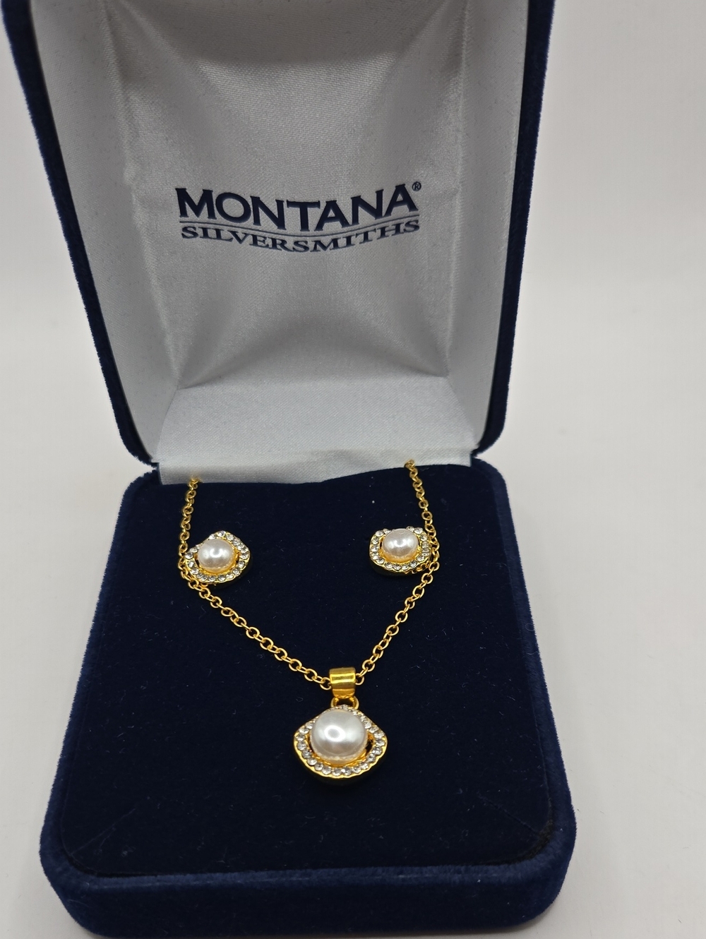 NEW Montana Silversmiths Gold Pearl Necklace and Earring Set - White